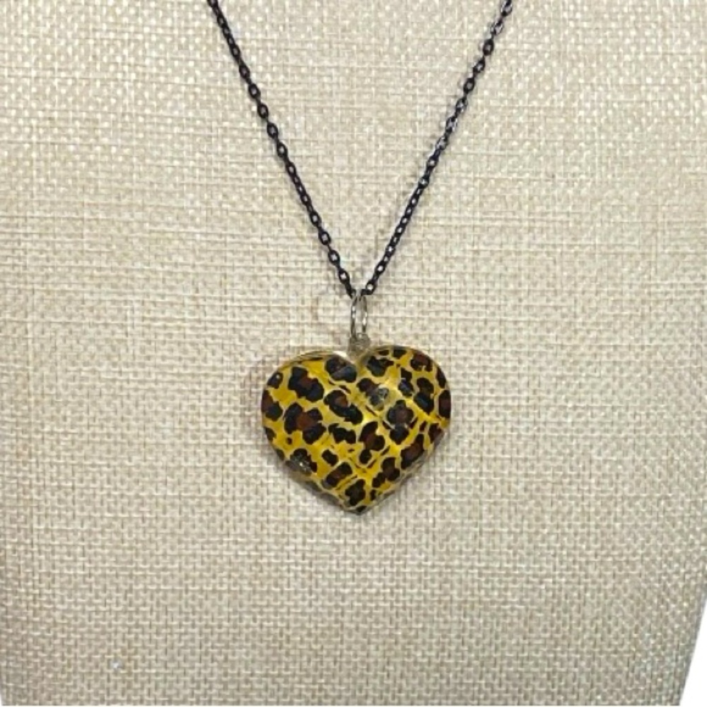 🕸️ Hand Crafted Cheetah Print Heart Pendant Necklace - Picture 2 of 2